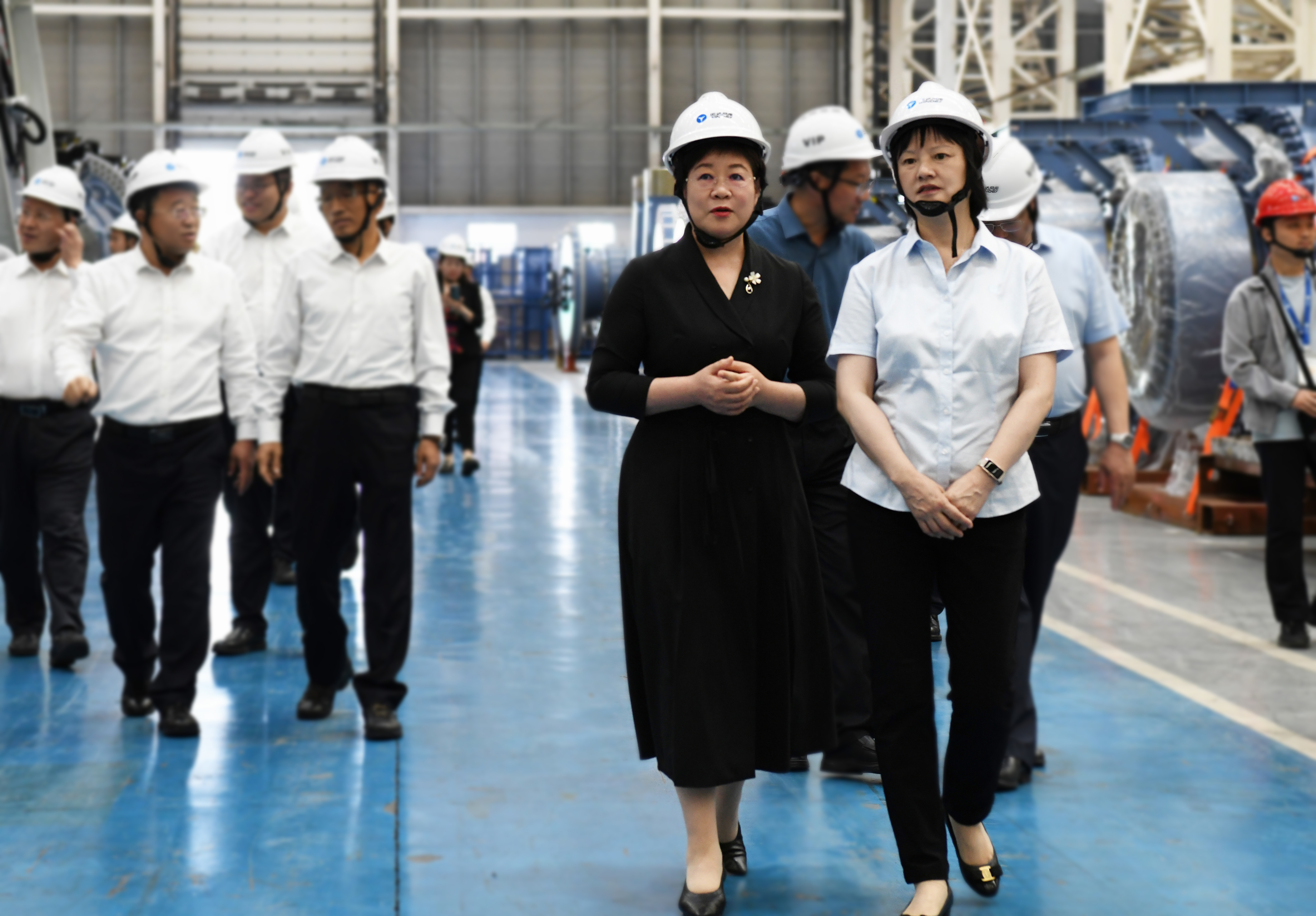 阿拉善盟盟委书记黄雅丽前往抖圈股份考察调研