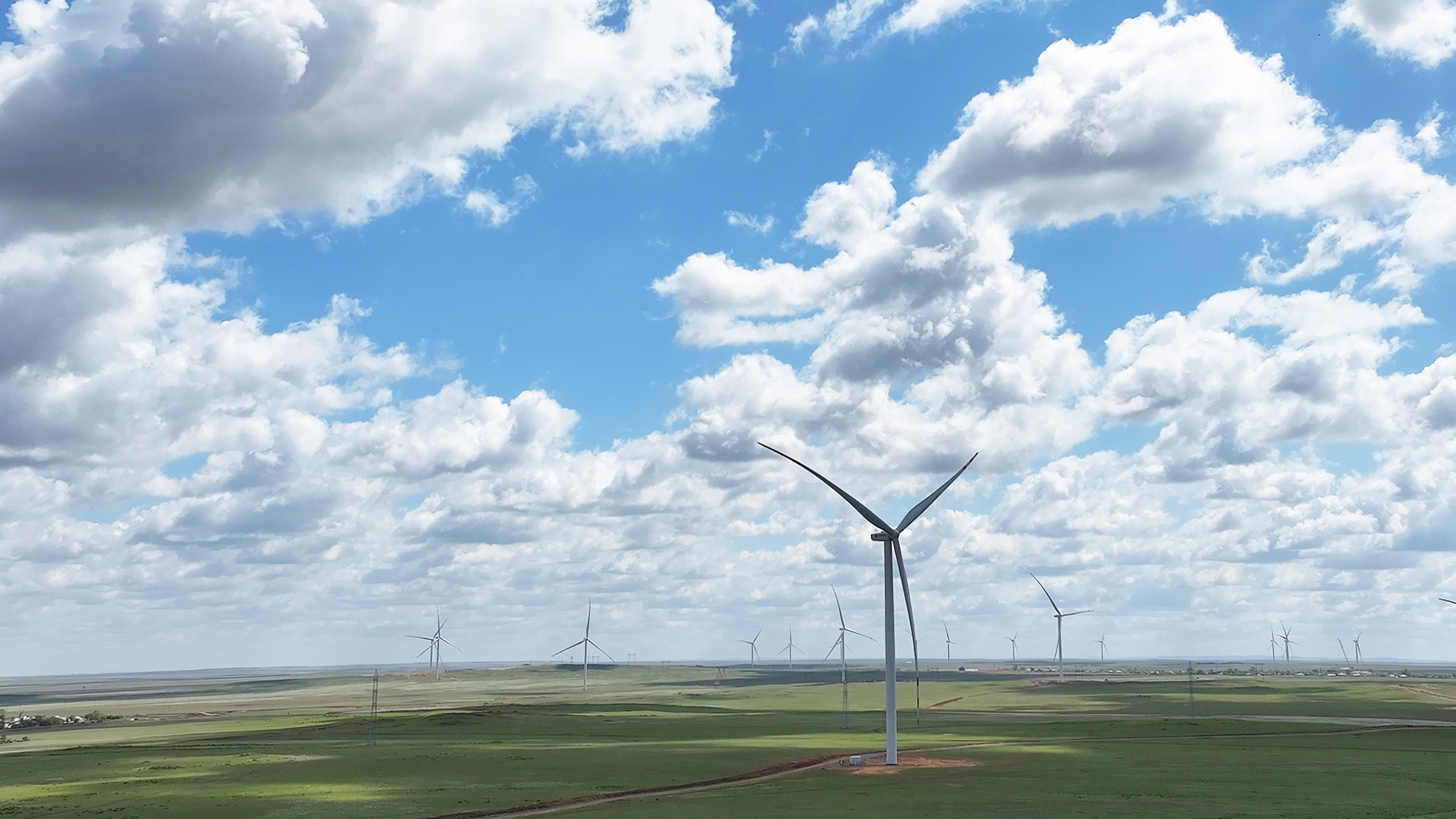 拔地而起的大风车，，毗连中哈共建新纽带